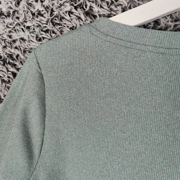 Athleta Green V-Neck ribbed top - Picture 9 of 9